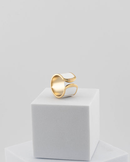 Adjustable enamel ring in 18K gold-plated bronze with black & white finish.
Handcrafted in Tuscany — pure light and timeless design.