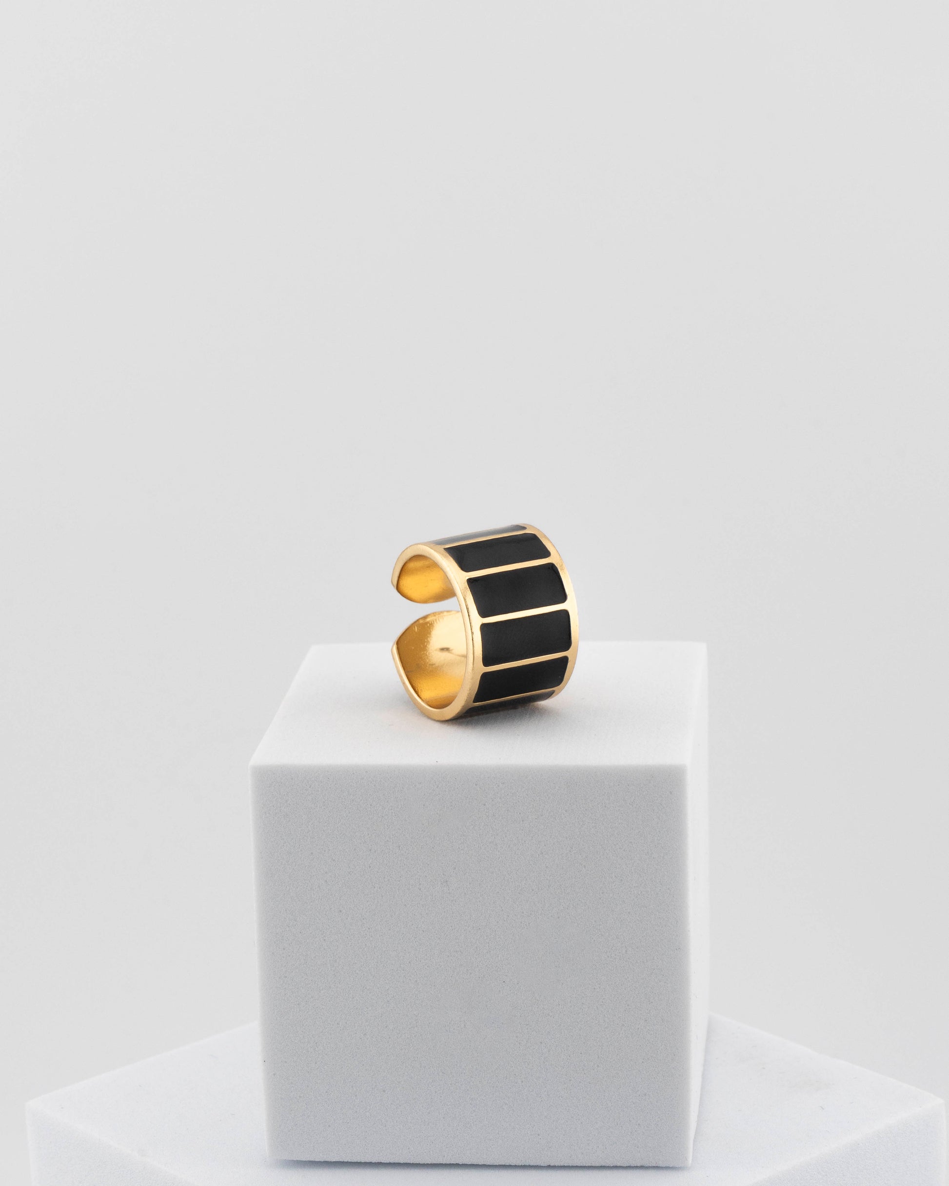 Adjustable enamel ring in 18K gold-plated bronze with black & white finish.
Handcrafted in Tuscany — pure light and timeless design.
