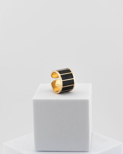 Adjustable enamel ring in 18K gold-plated bronze with black & white finish.
Handcrafted in Tuscany — pure light and timeless design.