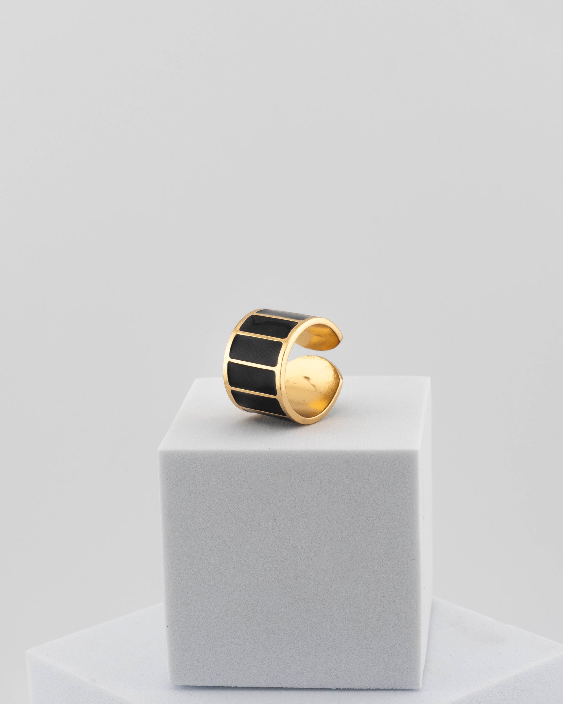 Adjustable enamel ring in 18K gold-plated bronze with black & white finish.
Handcrafted in Tuscany — pure light and timeless design.