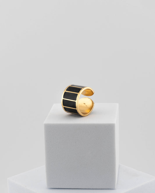 Adjustable enamel ring in 18K gold-plated bronze with black & white finish.
Handcrafted in Tuscany — pure light and timeless design.