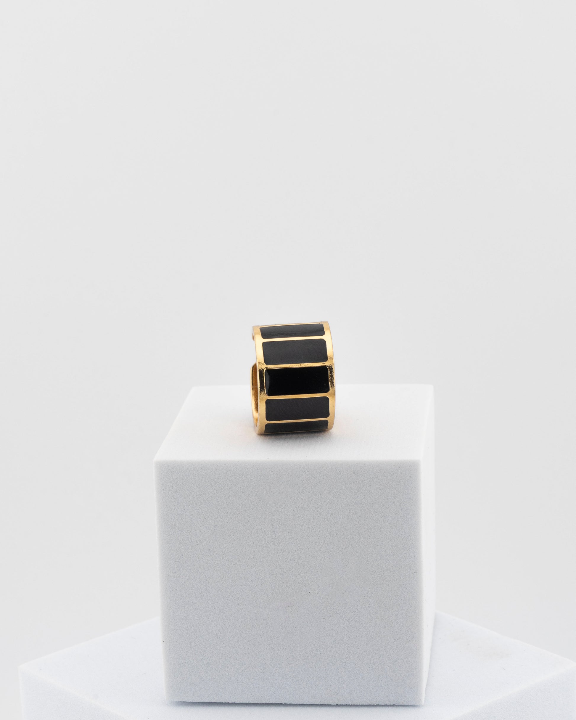 Adjustable enamel ring in 18K gold-plated bronze with black & white finish.
Handcrafted in Tuscany — pure light and timeless design.
