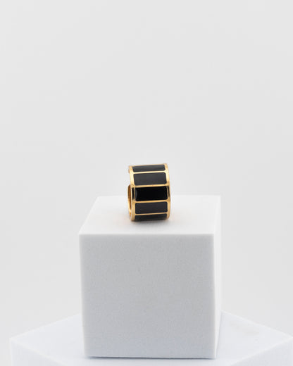Adjustable enamel ring in 18K gold-plated bronze with black & white finish.
Handcrafted in Tuscany — pure light and timeless design.
