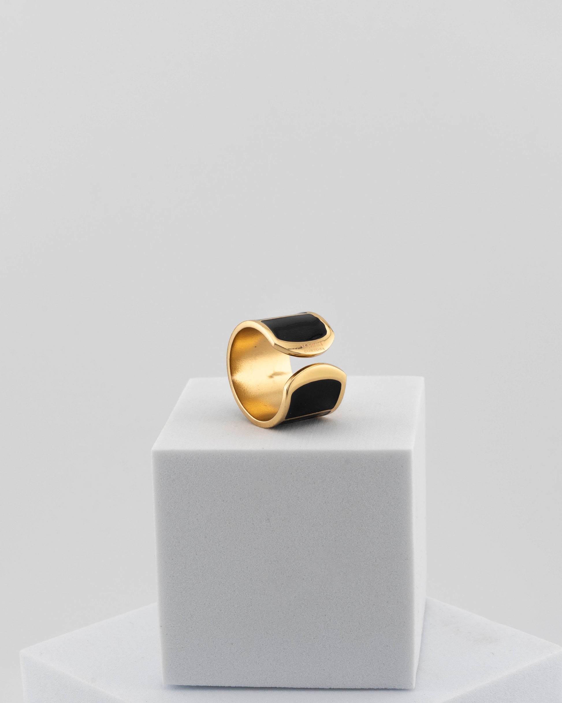 Adjustable enamel ring in 18K gold-plated bronze with black & white finish.
Handcrafted in Tuscany — pure light and timeless design.