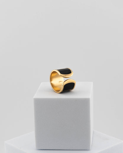Adjustable enamel ring in 18K gold-plated bronze with black & white finish.
Handcrafted in Tuscany — pure light and timeless design.