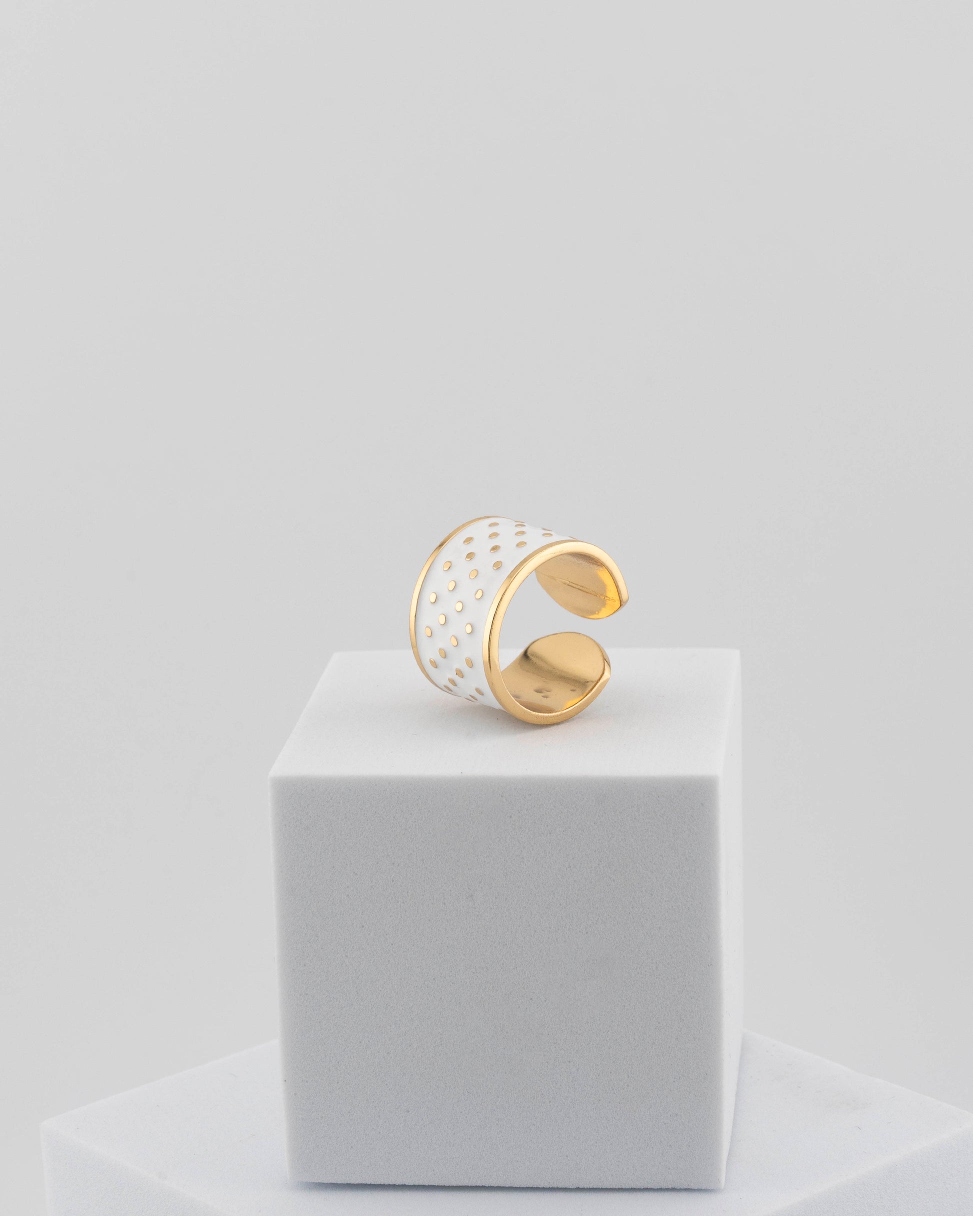 Adjustable enamel ring in 18K gold-plated bronze with black & white finish.
Handcrafted in Tuscany — pure light and timeless design.