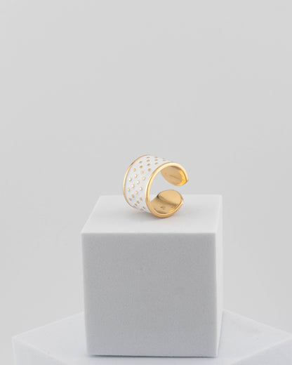 Adjustable enamel ring in 18K gold-plated bronze with black & white finish.
Handcrafted in Tuscany — pure light and timeless design.