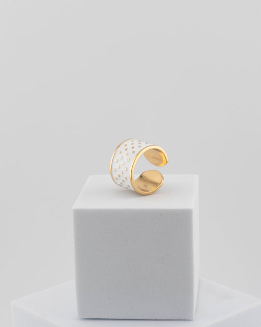 Adjustable enamel ring in 18K gold-plated bronze with black & white finish.
Handcrafted in Tuscany — pure light and timeless design.