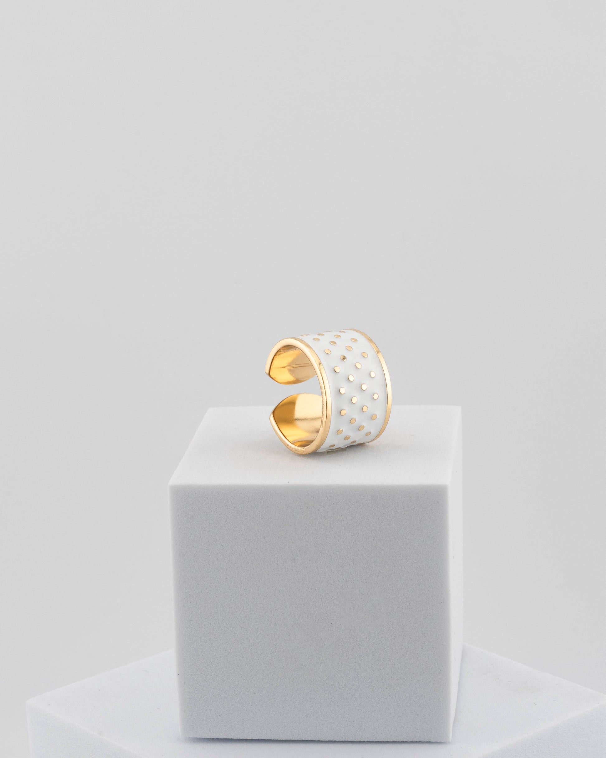 Adjustable enamel ring in 18K gold-plated bronze with black & white finish.
Handcrafted in Tuscany — pure light and timeless design.