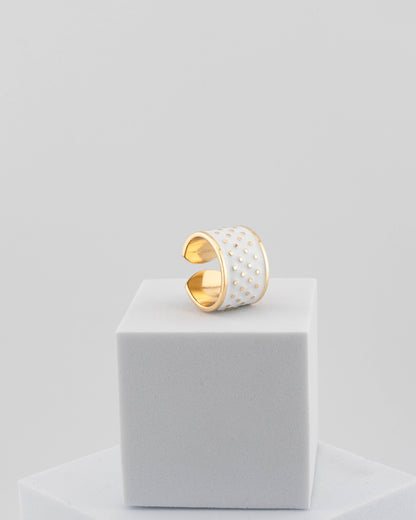 Adjustable enamel ring in 18K gold-plated bronze with black & white finish.
Handcrafted in Tuscany — pure light and timeless design.