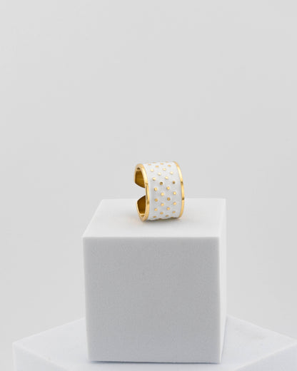 Adjustable enamel ring in 18K gold-plated bronze with black & white finish.
Handcrafted in Tuscany — pure light and timeless design.