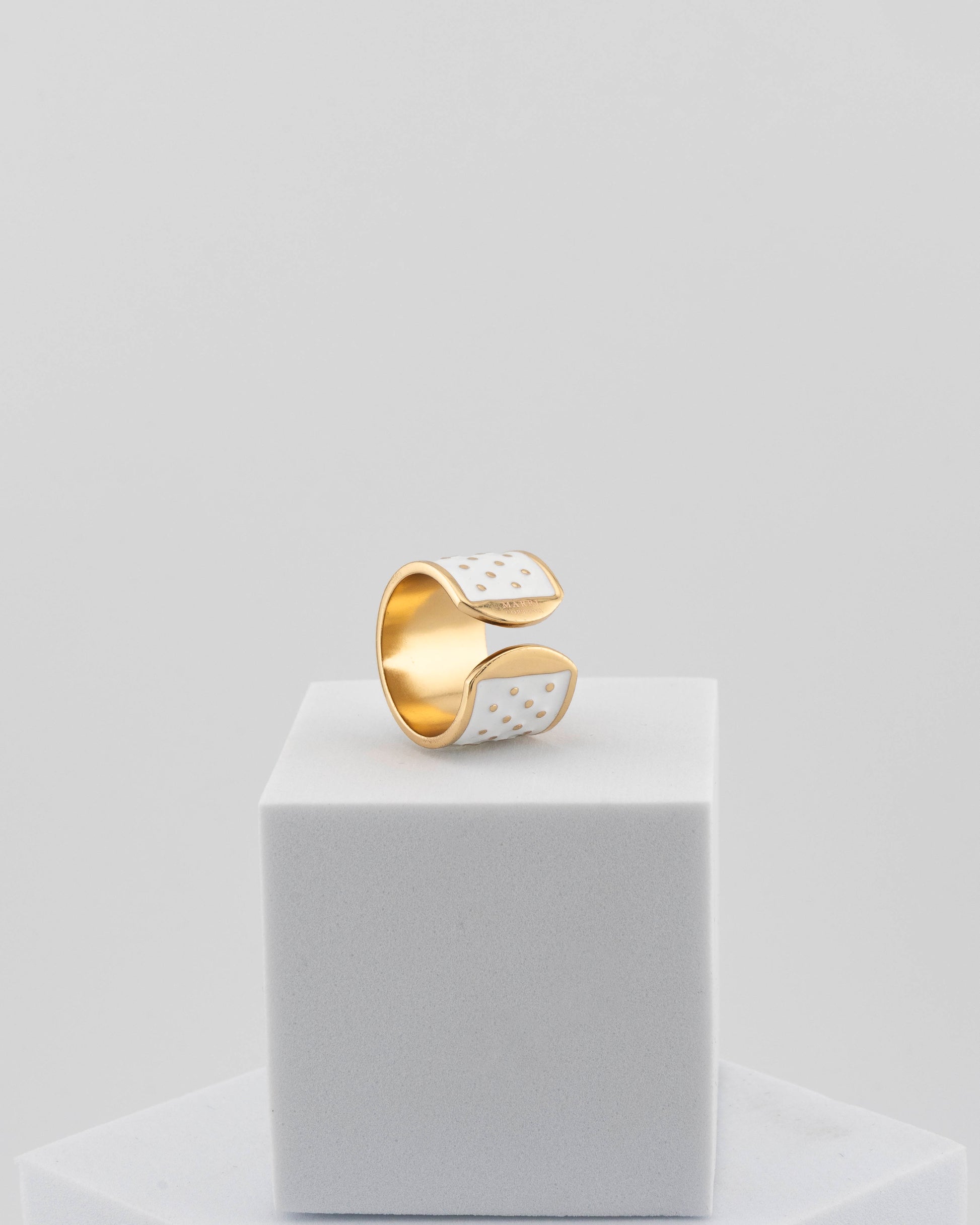 Adjustable enamel ring in 18K gold-plated bronze with black & white finish.
Handcrafted in Tuscany — pure light and timeless design.