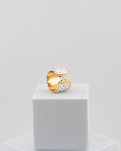 Adjustable enamel ring in 18K gold-plated bronze with black & white finish.
Handcrafted in Tuscany — pure light and timeless design.