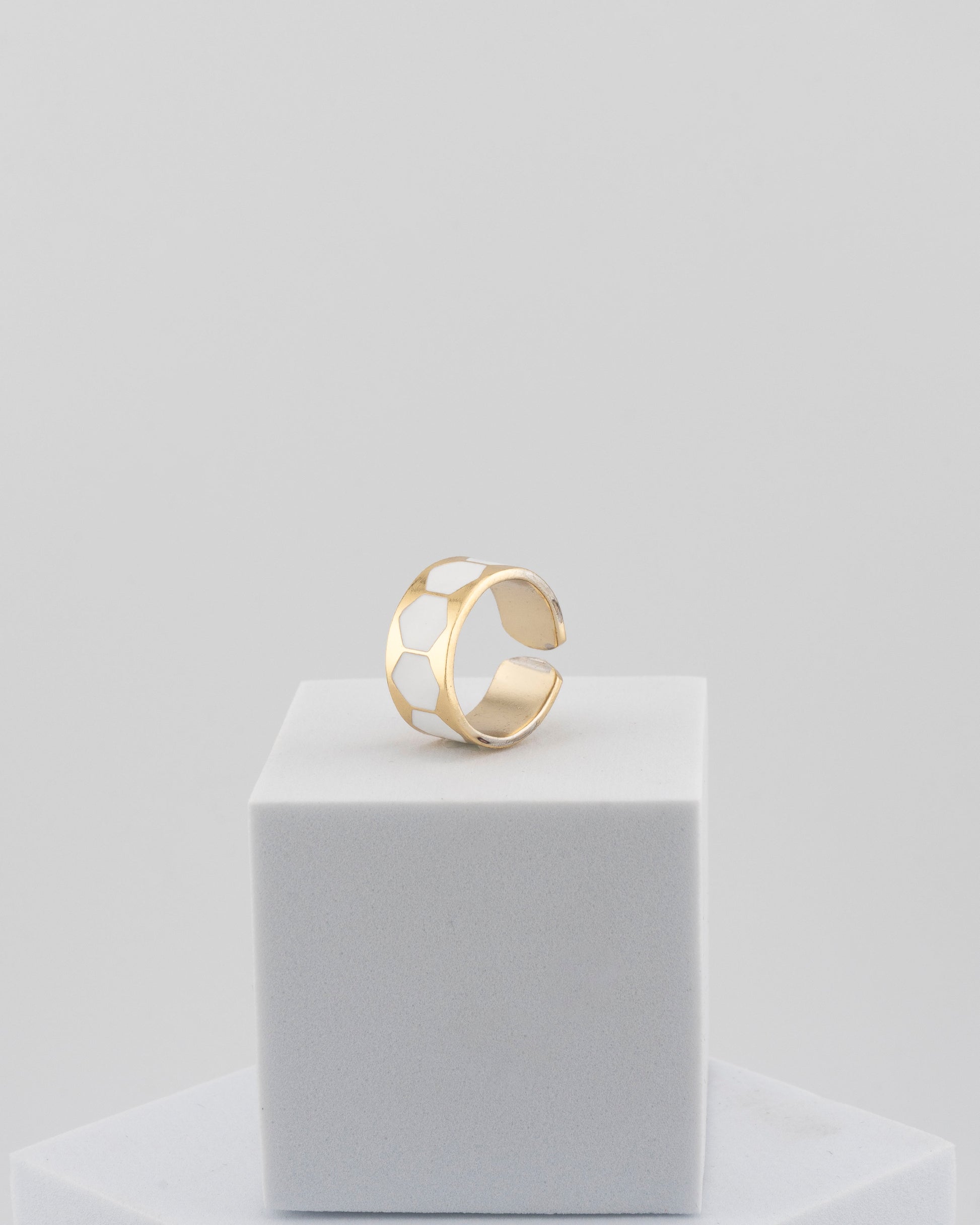 Adjustable enamel ring in 18K gold-plated bronze with black & white finish.
Handcrafted in Tuscany — pure light and timeless design.