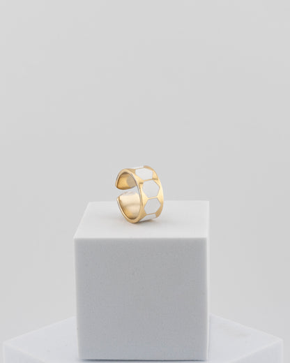 Adjustable enamel ring in 18K gold-plated bronze with black & white finish.
Handcrafted in Tuscany — pure light and timeless design.