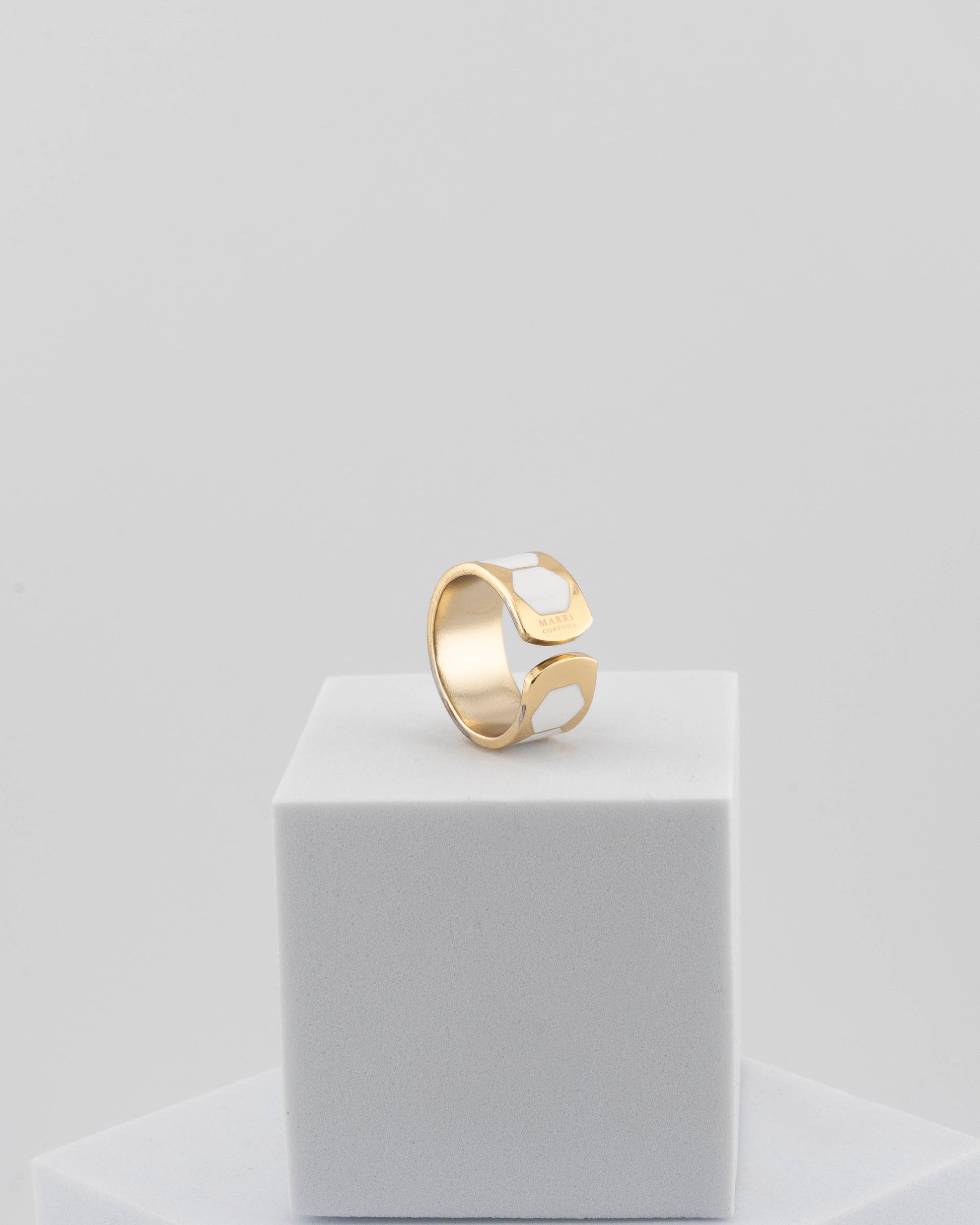 Adjustable enamel ring in 18K gold-plated bronze with black & white finish.
Handcrafted in Tuscany — pure light and timeless design.