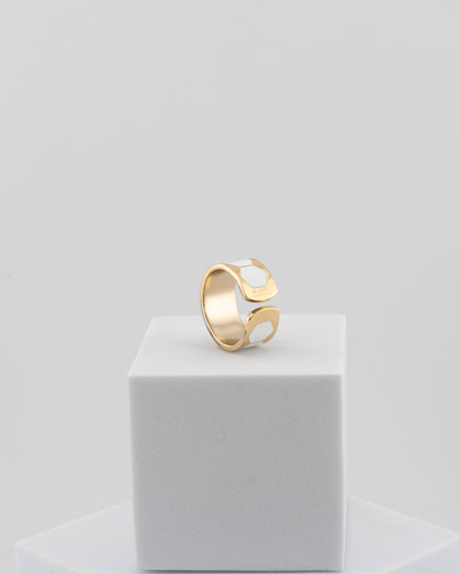 Adjustable enamel ring in 18K gold-plated bronze with black & white finish.
Handcrafted in Tuscany — pure light and timeless design.