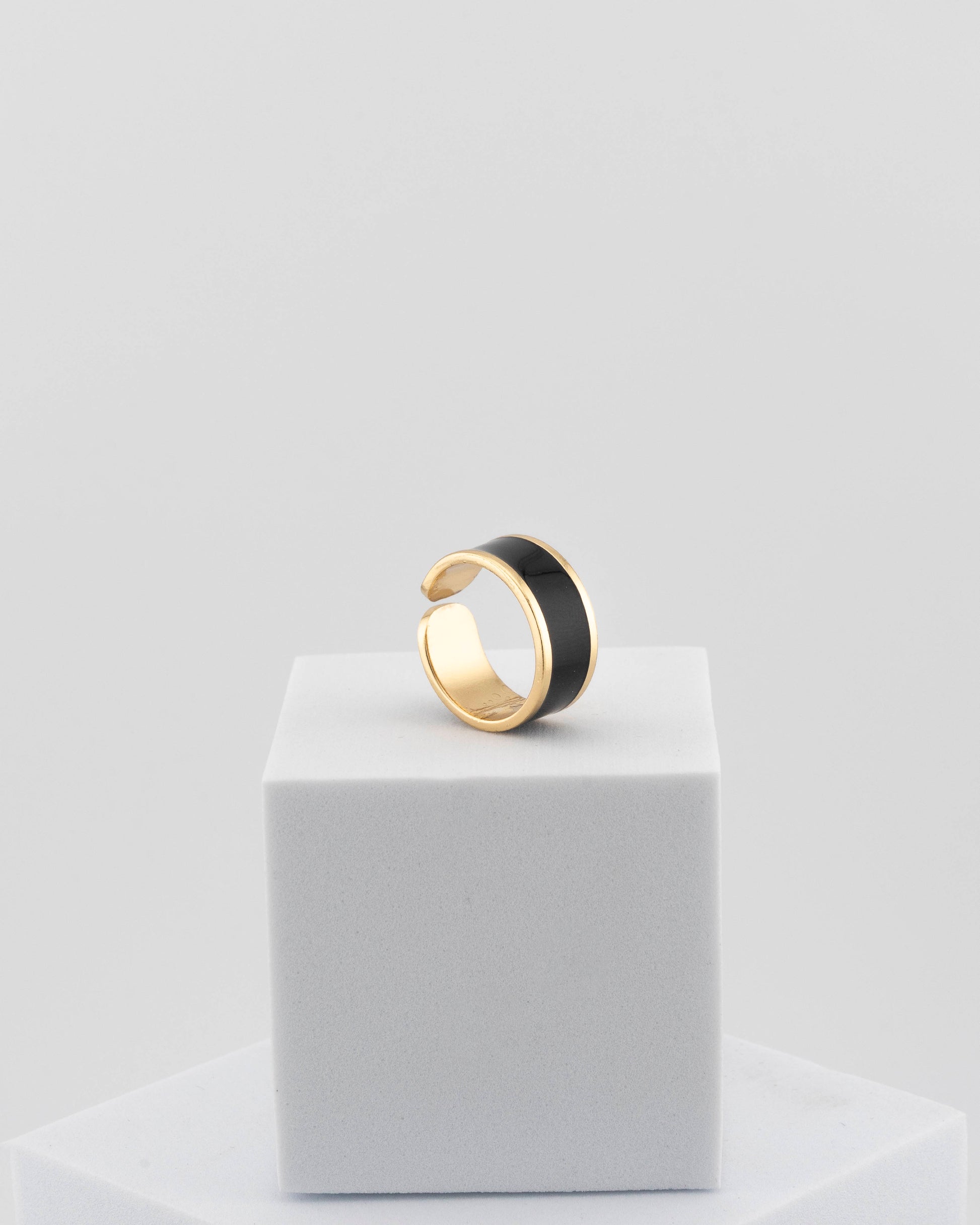 Adjustable enamel ring in 18K gold-plated bronze with black & white finish.
Handcrafted in Tuscany — pure light and timeless design.