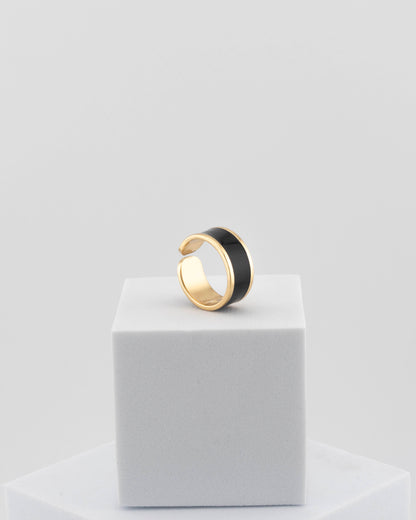 Adjustable enamel ring in 18K gold-plated bronze with black & white finish.
Handcrafted in Tuscany — pure light and timeless design.