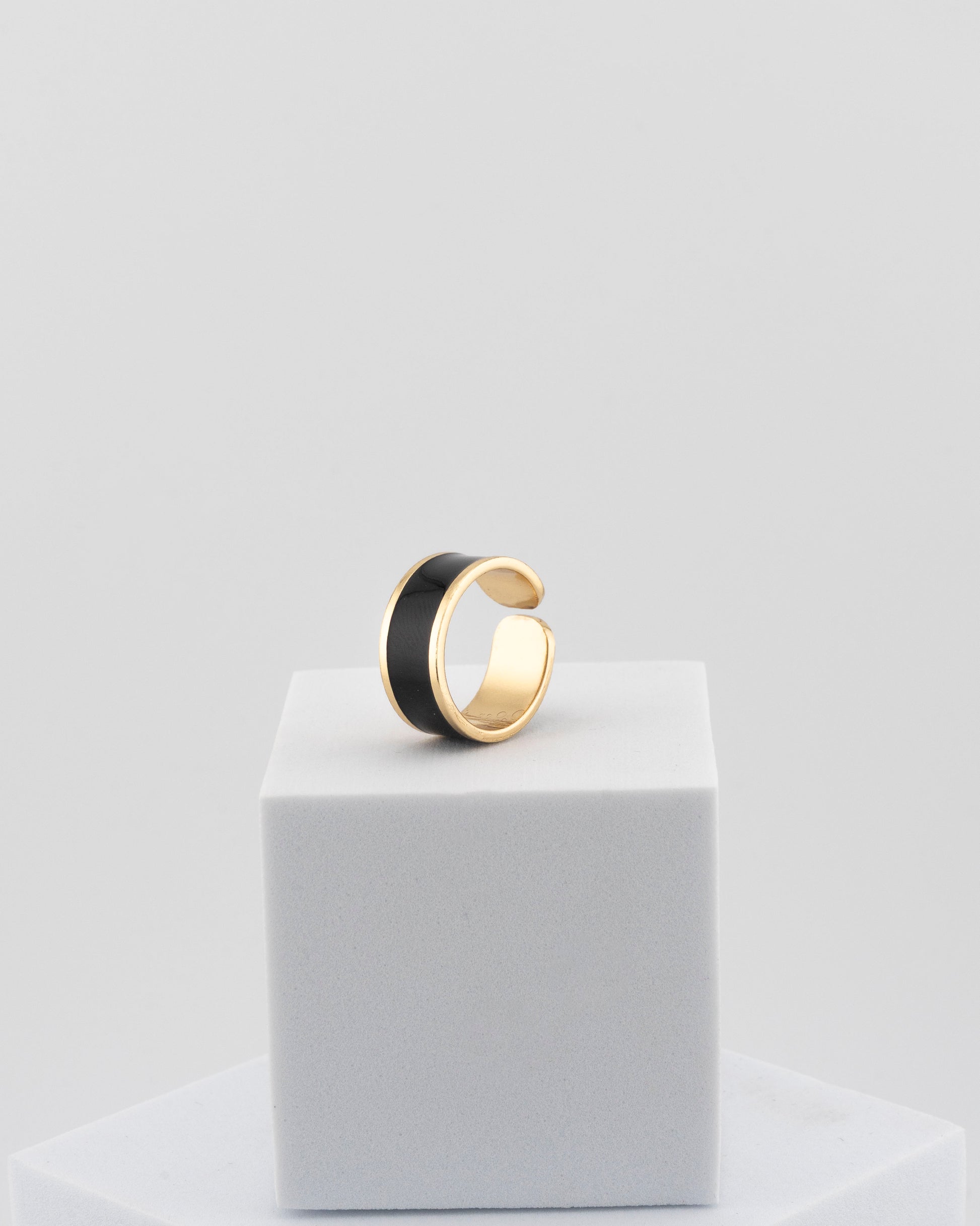 Adjustable enamel ring in 18K gold-plated bronze with black & white finish.
Handcrafted in Tuscany — pure light and timeless design.
