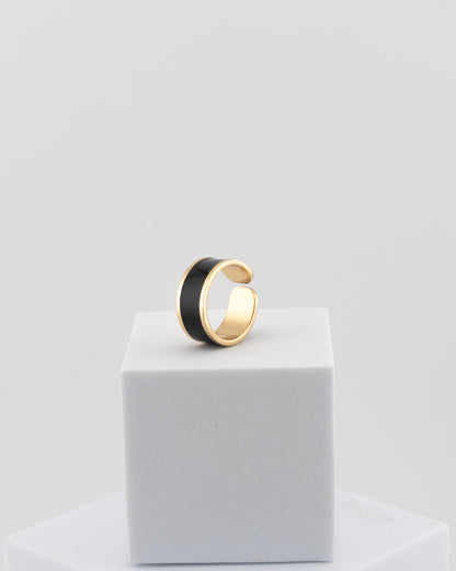Adjustable enamel ring in 18K gold-plated bronze with black & white finish.
Handcrafted in Tuscany — pure light and timeless design.
