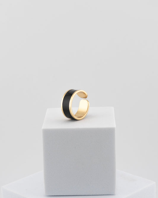 Adjustable enamel ring in 18K gold-plated bronze with black & white finish.
Handcrafted in Tuscany — pure light and timeless design.
