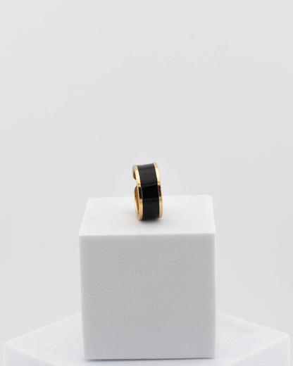 Adjustable enamel ring in 18K gold-plated bronze with black & white finish.
Handcrafted in Tuscany — pure light and timeless design.