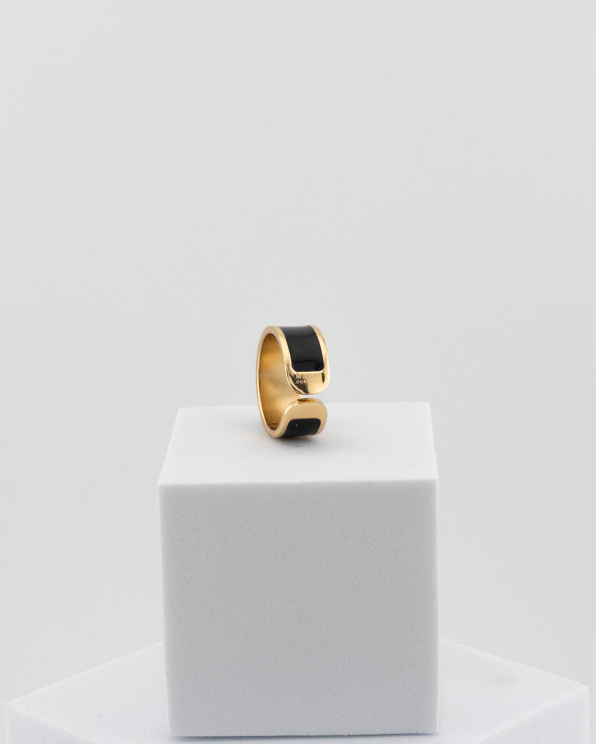 Adjustable enamel ring in 18K gold-plated bronze with black & white finish.
Handcrafted in Tuscany — pure light and timeless design.