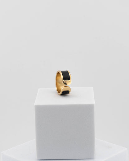 Adjustable enamel ring in 18K gold-plated bronze with black & white finish.
Handcrafted in Tuscany — pure light and timeless design.