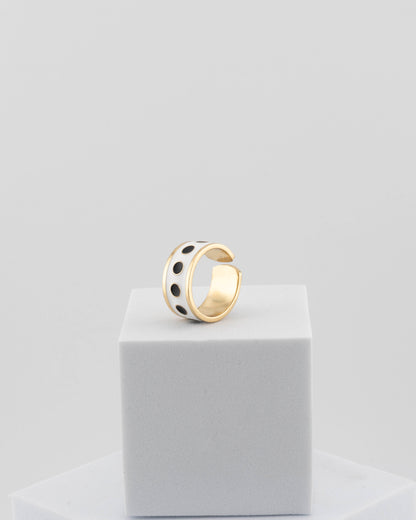 Adjustable enamel ring in 18K gold-plated bronze with black & white finish.
Handcrafted in Tuscany — pure light and timeless design.