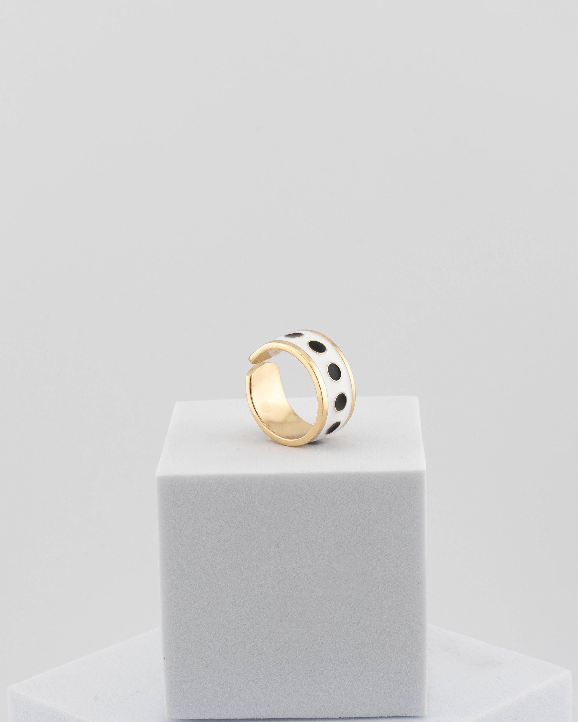Adjustable enamel ring in 18K gold-plated bronze with black & white finish.
Handcrafted in Tuscany — pure light and timeless design.