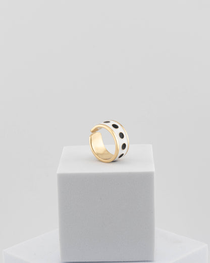 Adjustable enamel ring in 18K gold-plated bronze with black & white finish.
Handcrafted in Tuscany — pure light and timeless design.