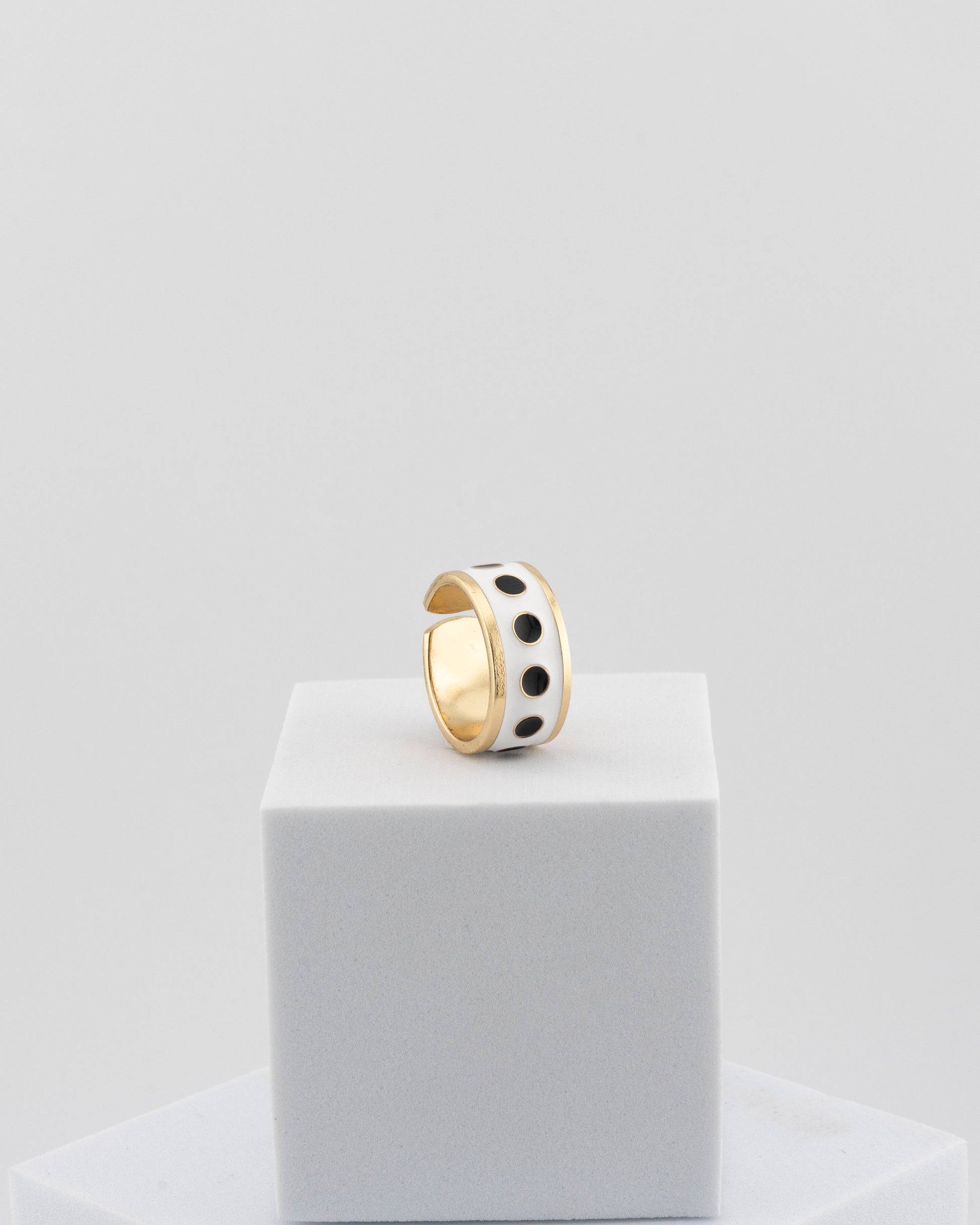 Adjustable enamel ring in 18K gold-plated bronze with black & white finish.
Handcrafted in Tuscany — pure light and timeless design.