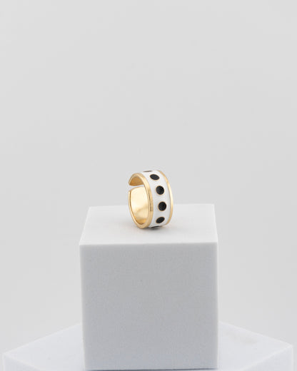 Adjustable enamel ring in 18K gold-plated bronze with black & white finish.
Handcrafted in Tuscany — pure light and timeless design.