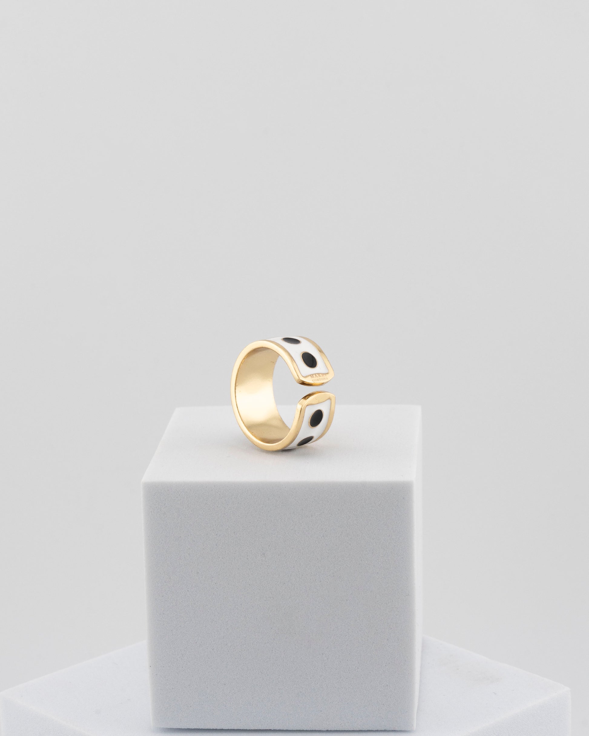 Adjustable enamel ring in 18K gold-plated bronze with black & white finish.
Handcrafted in Tuscany — pure light and timeless design.
