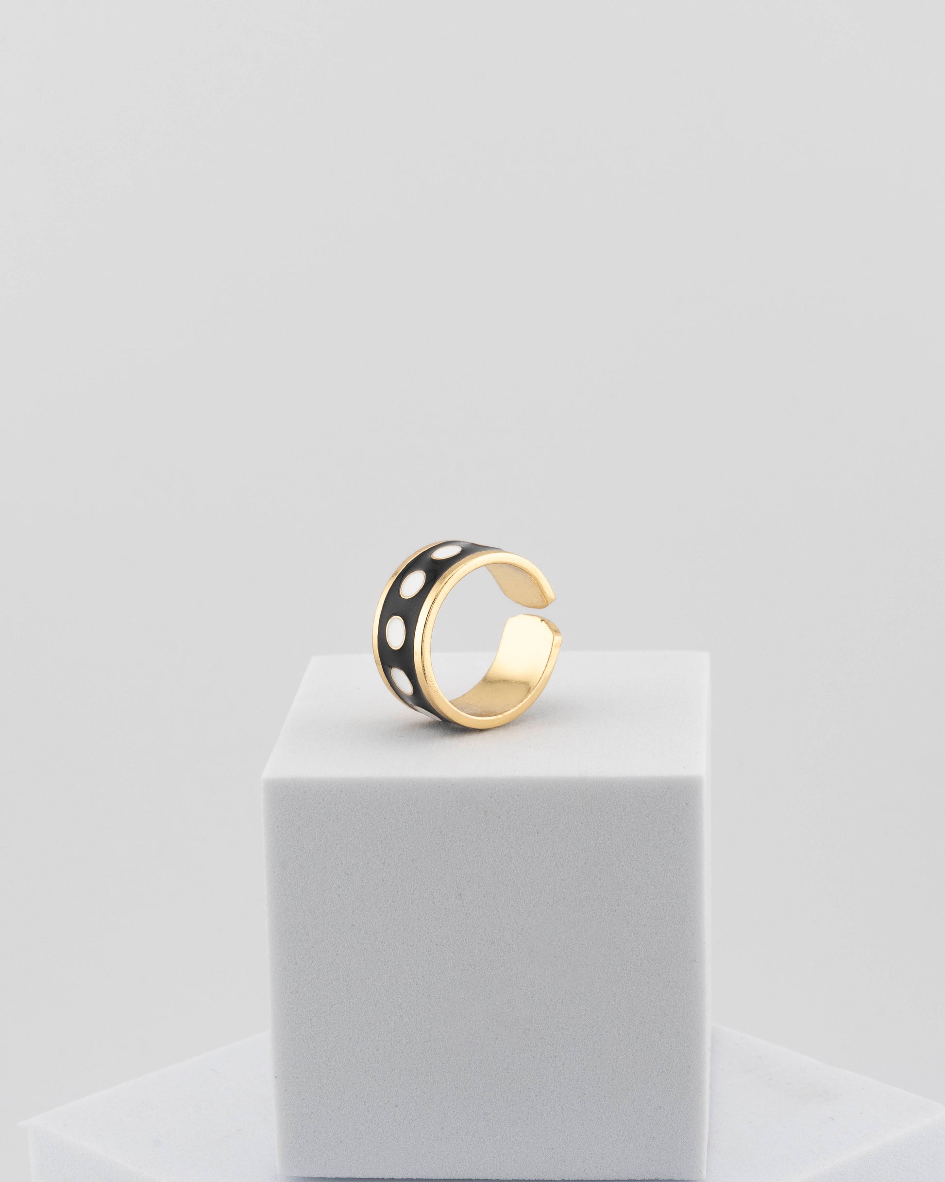 Adjustable enamel ring in 18K gold-plated bronze with black & white finish.
Handcrafted in Tuscany — pure light and timeless design.