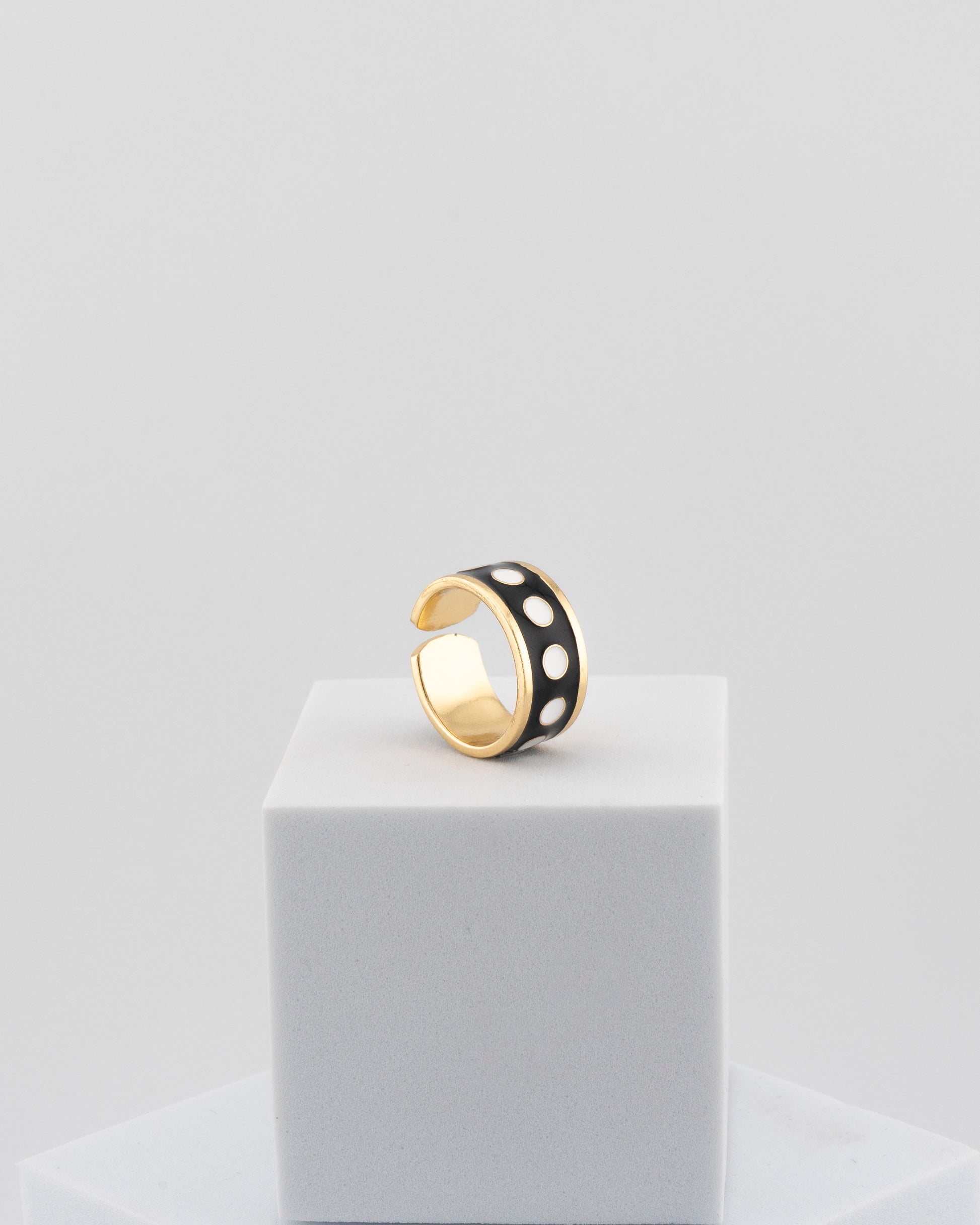 Adjustable enamel ring in 18K gold-plated bronze with black & white finish.
Handcrafted in Tuscany — pure light and timeless design.