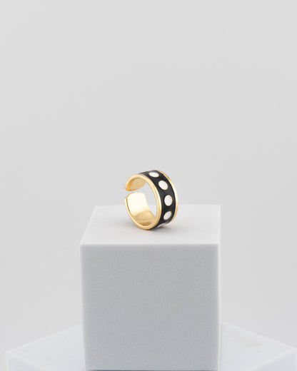 Adjustable enamel ring in 18K gold-plated bronze with black & white finish.
Handcrafted in Tuscany — pure light and timeless design.