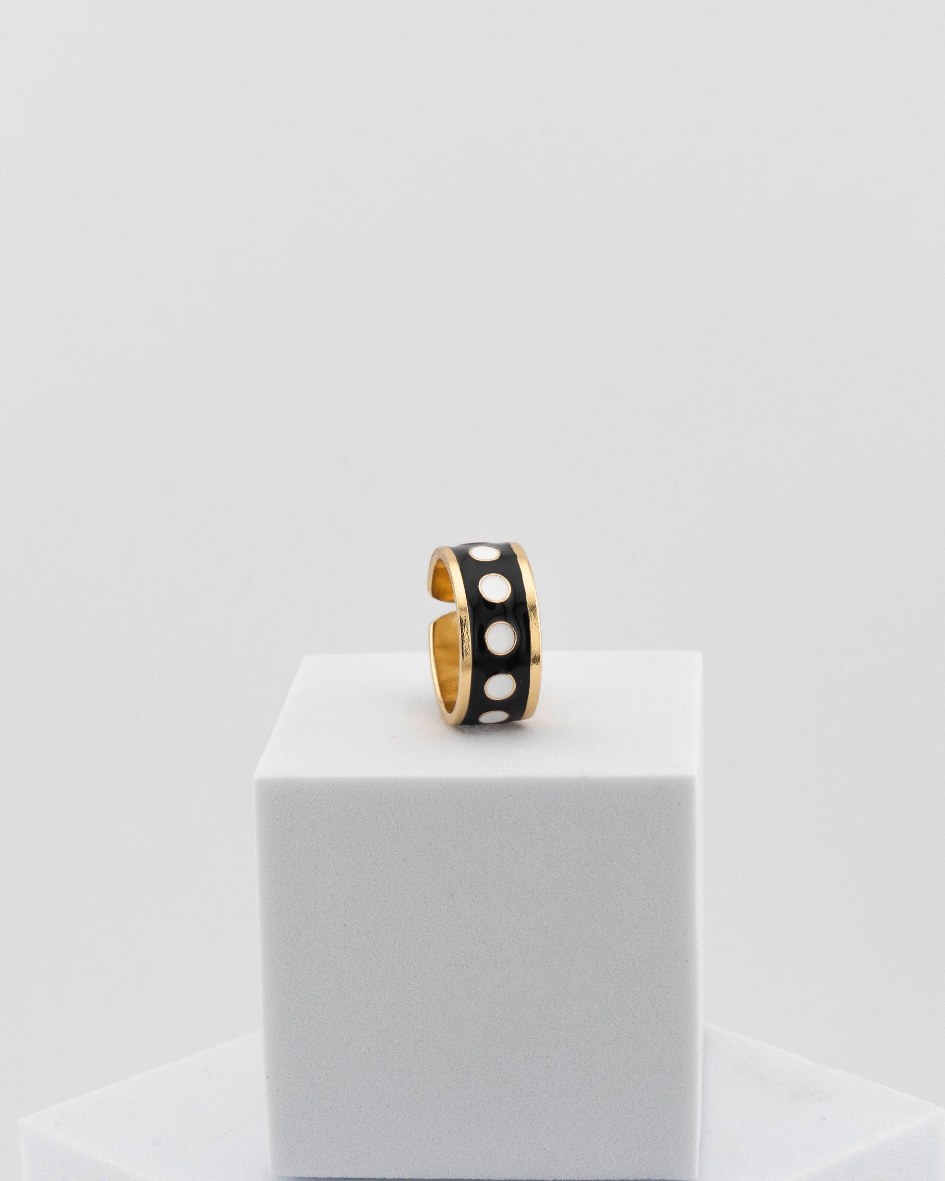 Adjustable enamel ring in 18K gold-plated bronze with black & white finish.
Handcrafted in Tuscany — pure light and timeless design.