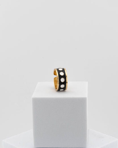 Adjustable enamel ring in 18K gold-plated bronze with black & white finish.
Handcrafted in Tuscany — pure light and timeless design.
