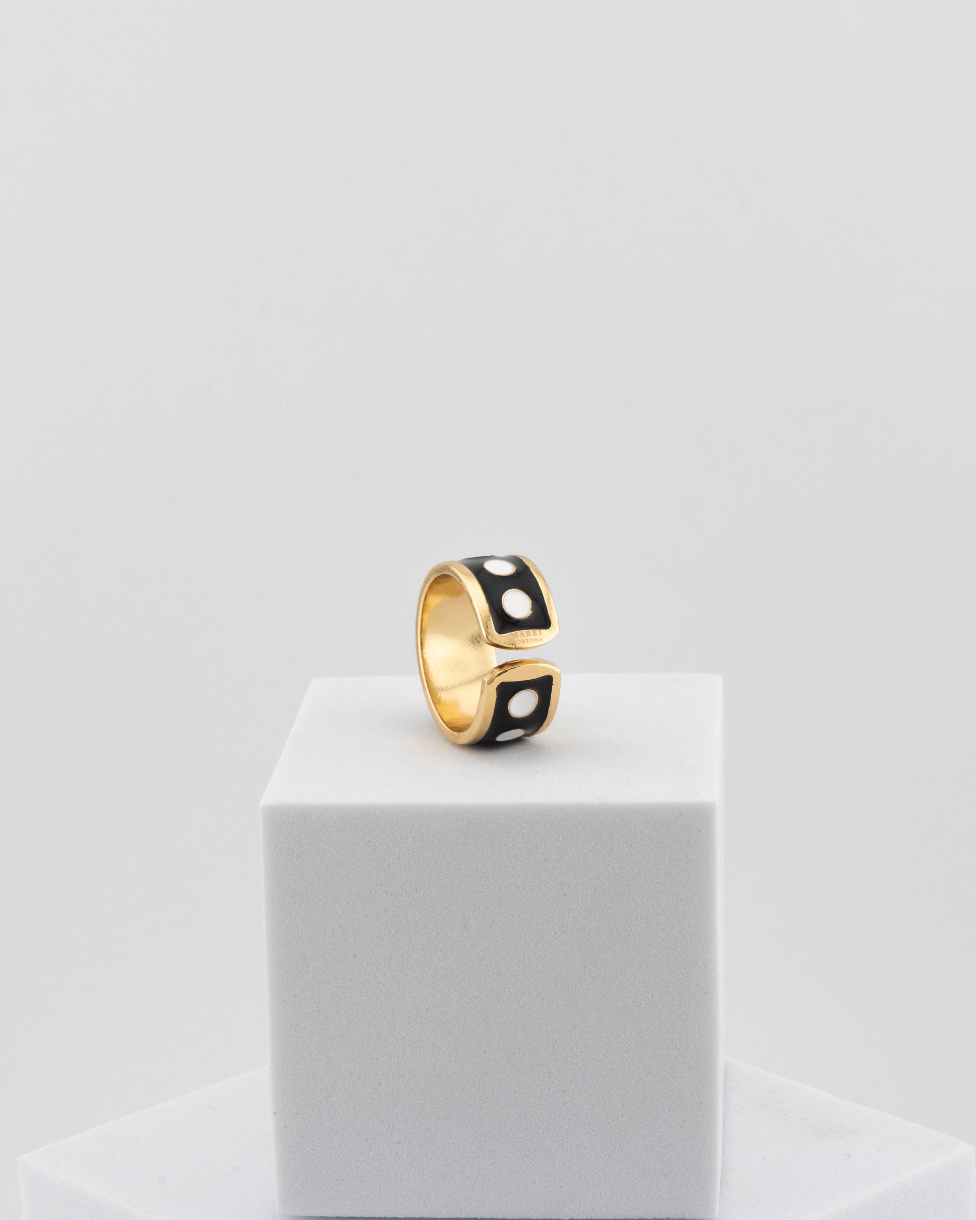 Adjustable enamel ring in 18K gold-plated bronze with black & white finish.
Handcrafted in Tuscany — pure light and timeless design.