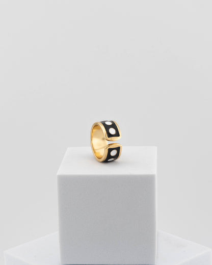 Adjustable enamel ring in 18K gold-plated bronze with black & white finish.
Handcrafted in Tuscany — pure light and timeless design.