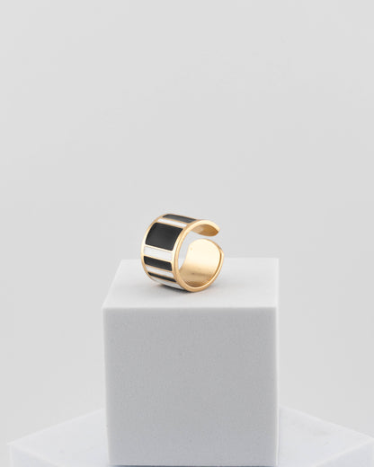 Adjustable enamel ring in 18K gold-plated bronze with black & white finish.
Handcrafted in Tuscany — pure light and timeless design.