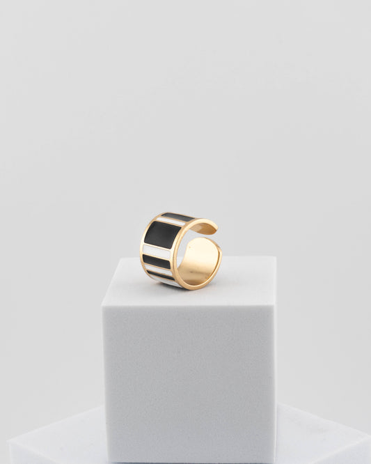 Adjustable enamel ring in 18K gold-plated bronze with black & white finish.
Handcrafted in Tuscany — pure light and timeless design.