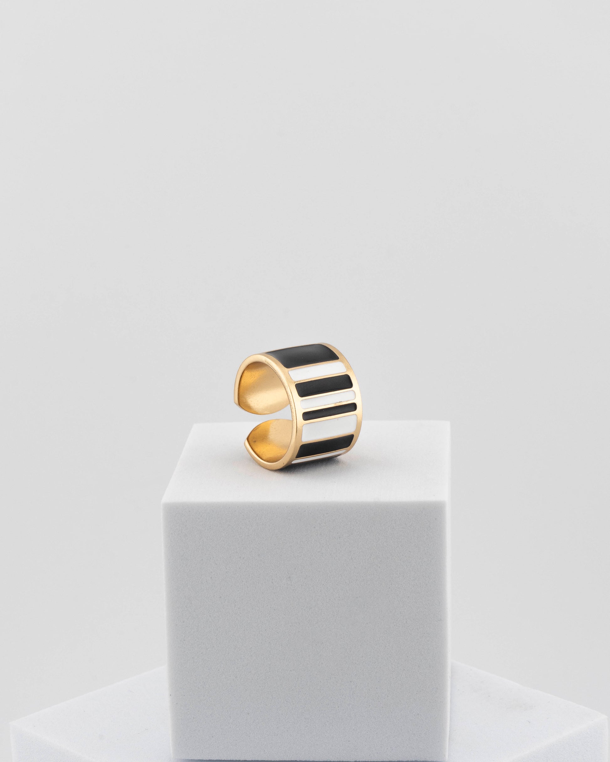 Adjustable enamel ring in 18K gold-plated bronze with black & white finish.
Handcrafted in Tuscany — pure light and timeless design.