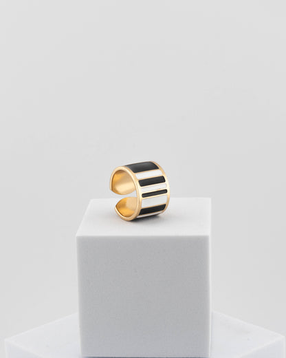 Adjustable enamel ring in 18K gold-plated bronze with black & white finish.
Handcrafted in Tuscany — pure light and timeless design.