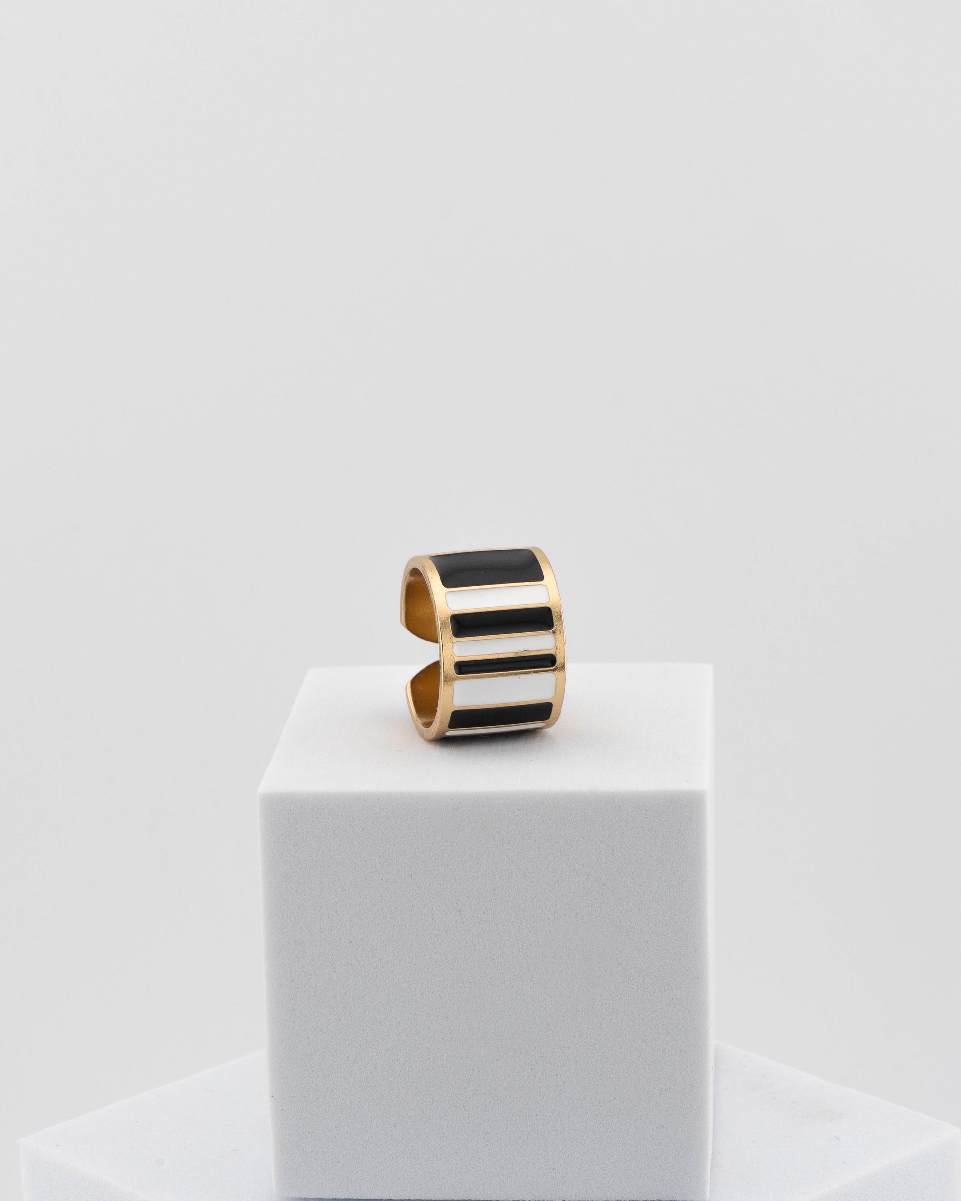 Adjustable enamel ring in 18K gold-plated bronze with black & white finish.
Handcrafted in Tuscany — pure light and timeless design.