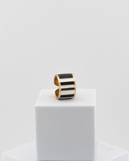 Adjustable enamel ring in 18K gold-plated bronze with black & white finish.
Handcrafted in Tuscany — pure light and timeless design.