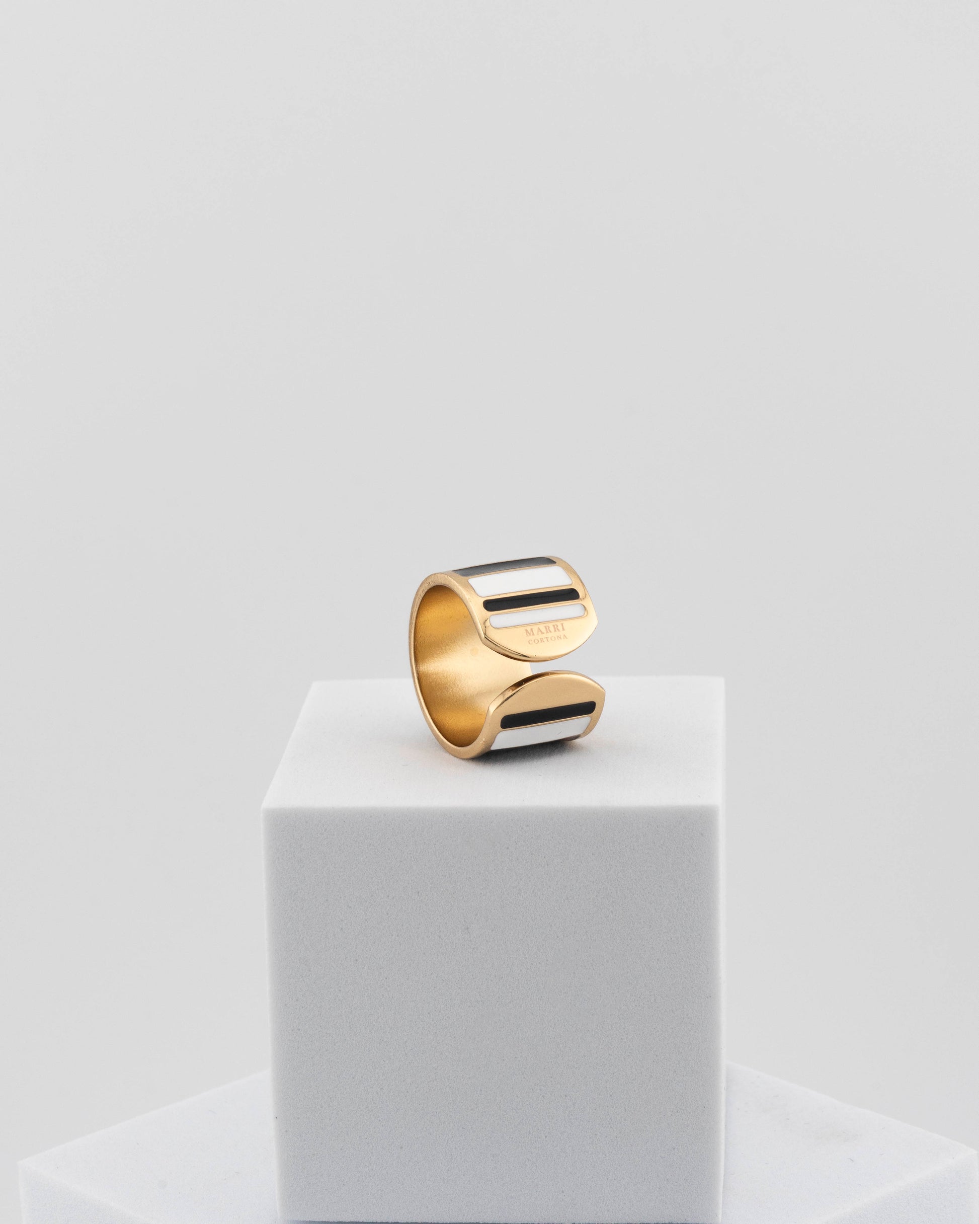 Adjustable enamel ring in 18K gold-plated bronze with black & white finish.
Handcrafted in Tuscany — pure light and timeless design.