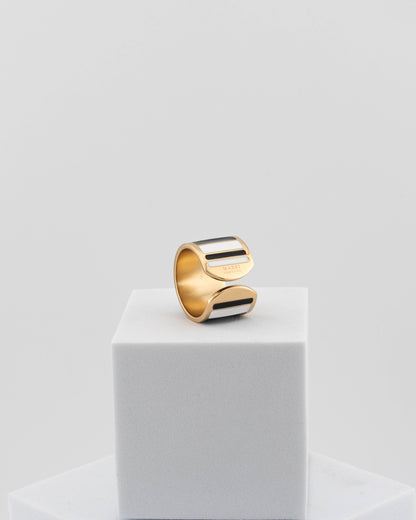 Adjustable enamel ring in 18K gold-plated bronze with black & white finish.
Handcrafted in Tuscany — pure light and timeless design.